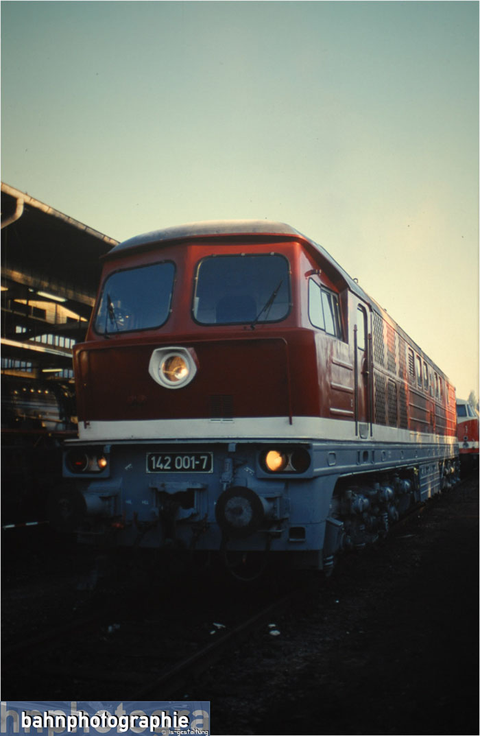HK142_001