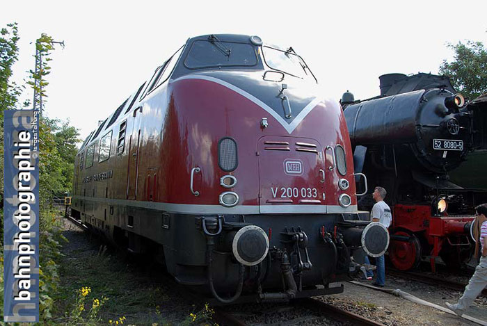V200033